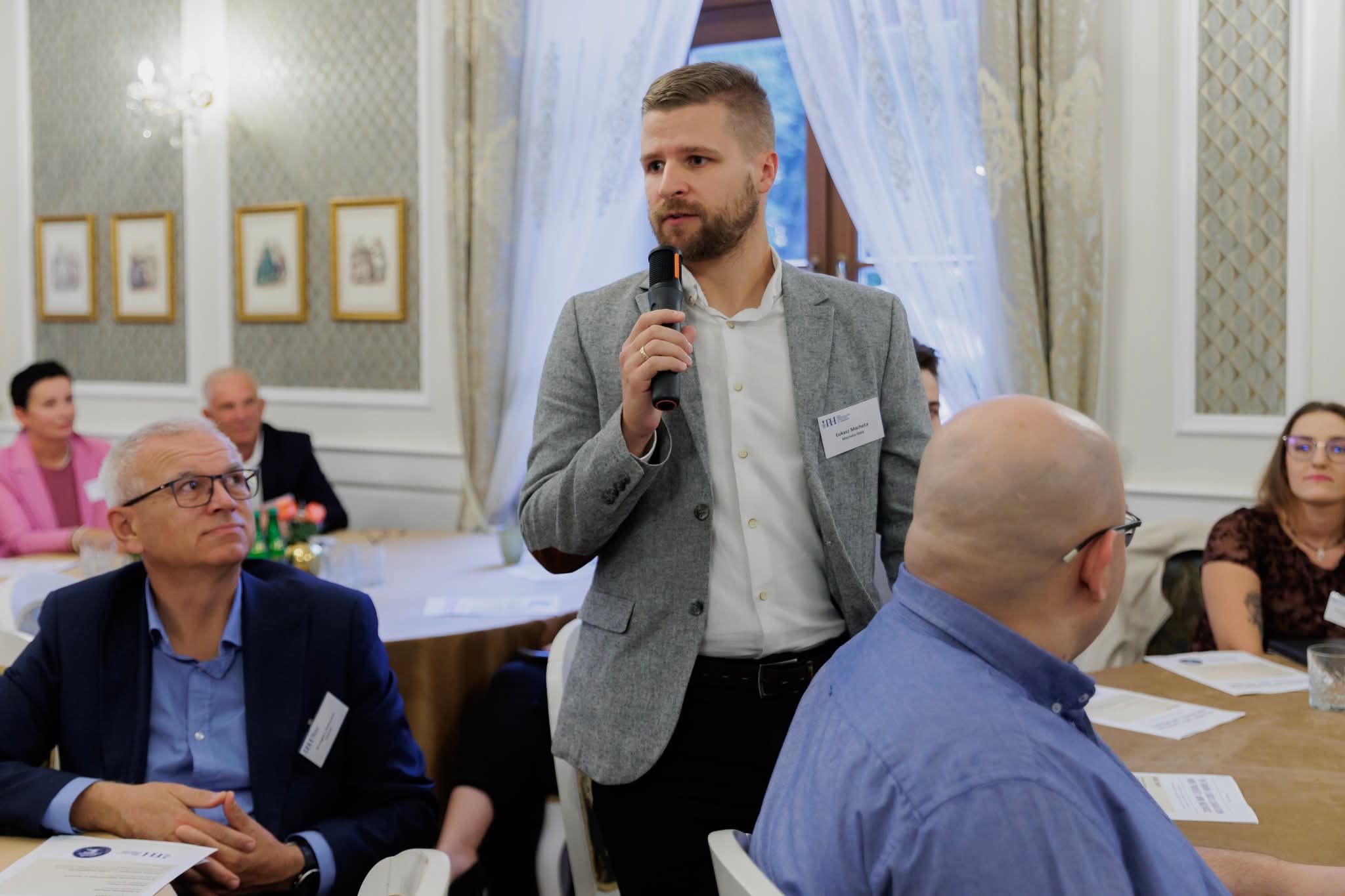 Łukasz Macheta podczas wydarzenia Izby Przemysłowo-Handlowej w Tarnowie